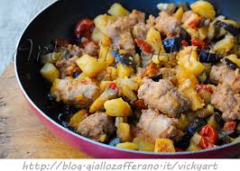 Togliete il coperchio, alzate un po' la fiamma e cuocete per altri 5 minuti per far asciugare il sugo, quindi servite. Melanzane Con Patate E Salsiccia In Padella Ricetta Facile