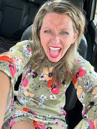 الثلاثاء والأربعاء بعد العمل، قمت بجز 🚜 الفناء الأمامي الجانبي باستخدام  جزازة كهربائية صفر الدوران. 👩 🌾 يجلب الربيع الكثير من العمل مع مزرعة 1906  ، 8 أفدنة من الأرض🍁 ، 2