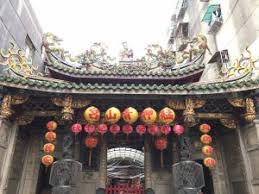 This post is a continuation on my series of posts on the historic monga (艋舺) district of taipei. è‰‹èˆºé'å±±å®® åœ¨åœ°äººèªªé'å±±å®®æ­·å²