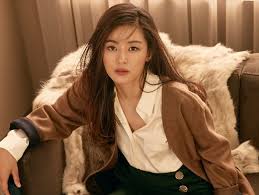 姓名：jeon ji hyun 전지현 中譯名：全智賢 外號：飯桶 生日：1981年10月30日 生肖：雞 星座：天蠍座 血型：b 型 身高：172 cm 体重：48 kg 家庭狀況：一父一母一兄 宗教信仰：基督教 畢業學校：韓國大學活劇影像畢業. Fhf9jek9toisym
