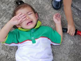 Jumat, 28 agustus 2020 11:21. Pertolongan Pertama Saat Balita Jatuh Hello Sehat