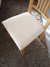 Ôtez le coussin de son emplacement. Renovation Comment Changer Le Tissu De Vos Chaises Sewingandco