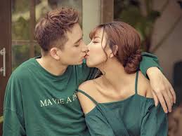 Cả hai gặp gỡ lần đầu trong một buổi chụp ảnh chung. Phan Máº¡nh Quá»³nh Khong Nha Khong Xe Váº«n Quyáº¿t CÆ°á»›i Báº¡n Gai Hot Girl