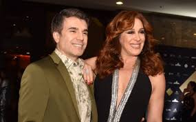 Claudia raia e jarbas homem de mello celebraram um ano de casamento com uma viagem para santo andré, na bahia, ocasião na qual o casal também renovou os votos em uma cerimônia celebrada por um pajé pataxó. Filhos De Claudia Raia Celebram Casamento Da Mae Com Jarbas Homem De Mello Emais Estadao