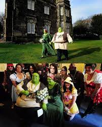 Amanda e Nathan Gibbs tiveram um casamento de contos de fadas, mas com um toque único: o tema foi Shrek! O casal se pintou de verde, e os convidados também entraram no