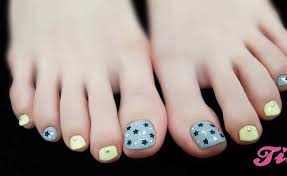 Simple diseño de uñas decoradas para pies con detalle de flor azul en sus uñas del dedo gordo. Https Xn Decorandouas Jhb Net Unas Decoradas Pies