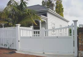 Di bagia samping rumah pagar kayu tampak kokoh di atas tembok yang tidak terlalu tinggi. 6 Desain Pagar Kayu Minimalis Dan Cara Membuat Courtina Courtina