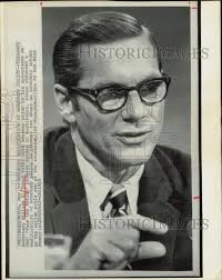 1975 Press Photo William Simon, Treasury Secretary, talks to press in  Washington