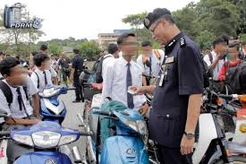 Peraturan pelesenan pemandu adalah berbeza mengikut negara. Lesen Motosikal Untuk Golongan B40 Lebih Murah Paultan Org
