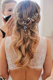 Acconciatura sposa con capelli medi sciolti e fiori a coroncina per un look country chic. Acconciature Sposa Per Capelli Lunghi Foto 20 25 Stylosophy