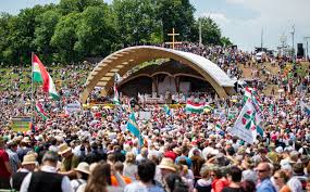 Ez a búcsú a székelyek, majd az erdélyi katolikusok, mára pedig az istenbe kapaszkodó, máriában bízó magyarok ünnepe. Hungarikum Lett A Csiksomlyoi Punkosdi Bucsu