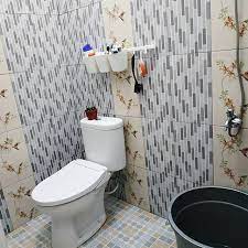 Ukuran kamar madi seperti ini sebetulnya cukup pungsional untuk ukuran kamar mandi. Desain Kamar Mandi Sederhana Ukuran 2x2 Dinding Tanpa Keramik Desainer Interior Indonesia