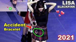 Blackpink is one of the most famous bands in the world, but there's a reason we don't know much about their romantic lives. Lisa Blackpink Accident Bracelet Fell 2021 Youtube