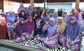 Selain itu, membaca alquran dengan rutin tiap malam akan dianggap seperti melakukan shalat semalam suntuk. Khatam Al Quran Ceremony 2014 Photos Suampripad Past And Present