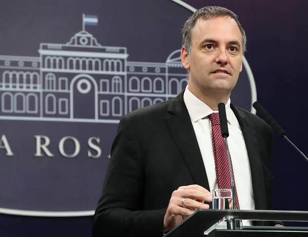 Adorni aseguró que el Gobierno “tiene alta valoración de los argentinos y  del mercado internacional” | La Opinión Austral