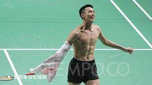 在 2014年法國羽球超級賽 奪冠後，周天成成為台灣第一位在 世界羽聯超級系列賽 奪冠的男單選手，在 2020年全英羽球公開賽 奪得亞軍亦寫下台灣男子選手最佳紀錄。. å¸¥æ°£å–¬ç´å¦å¥ªå† äººæ°£æš´æ¼² å¦è¨€å–œæ­¡è°æ˜Žæˆç†Ÿçš„å¥³å­© æ¯æ—¥é ­æ¢
