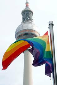 Die bedeutung der regenbogenflagge die lgbtq+ szene beinhaltet alle diejenigen, die in ihrer sexuellen orientierung oder identität von der heterosexuellen. Berlin Erlaubt Allgemeine Beflaggung Regenbogenfahne Einfach Hissen Queer Gesellschaft Tagesspiegel