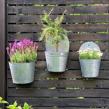 Hangetopfe Und Wandpflanzgefasse Zum Aufhangen Und Hinstellen Ein Herrlicher Blickfang Im Garten Auf Der Terrasse Und Auf Dem Planter Pots Planters Plants