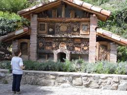 Vous êtes passionné d'espaces sauvages et en vacances dans l'un de nos gîtes ? Hotel Des Insectes Parc Animalier D Argeles Gazost Insektenhotel Hotel Insekten