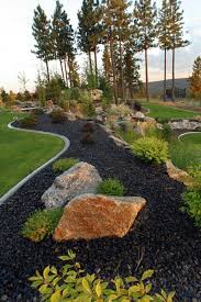 Gartengestaltung Mit Steinen Schwarze Steine Fur Mehr Stil Und Dramatik Landscaping With Rocks Rock Garden Landscaping Backyard Landscaping Designs