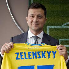 Auf den trikots der ukraine ist der umriss ihres landes zu sehen, einschließlich der von russland annektierten der ukrainische präsident wolodymyr selenskyj begrüßte am dienstag das design. Ki8qlmijvci2cm