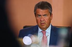 Der aufsichtsrat der deutsche bank ag bestellt, überwacht und berät den vorstand und ist in entscheidungen, die von grundlegender bedeutung für die bank sind, unmittelbar eingebunden. Deutsche Bank Holt Sigmar Gabriel In Den Aufsichtsrat Von Reuters