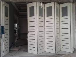 Jenis pintu lipat sering digunakan dalam ruang keluarga umumnya terbuka untuk pintu garasi atau area taman di belakang rumah. Ragam Pintu Lipat Besi Minimalis Harga Kelebihannya