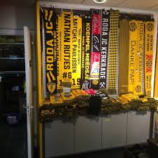 Per periode spelen we met een andere hoofdsponsor.de bedrukking op de voorkant van het shirt verschilt dus per periode. Roda Jc Kerkrade Fanshop Sportzubehorladen