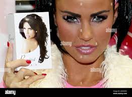 Katie Price (alias Jordan) signiert Autogramme und posiert bei einem  Fototermin im Forestside Shopping Centre in Belfast für Fotografen, um ihr  neues Parfüm Precious Love zu bewerben. Katie trug eine weißes Weste