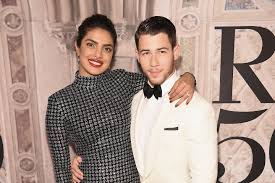 Priyanka chopra giggles about 'limo lovin' with husband nick jonas. Priyanka Chopra Nick Jonas Im Dezember Sagen Sie Ja Gala De