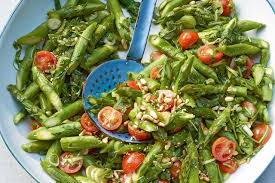 Gebratene Spargeln Mit Pinienkernen Und Tomaten Rezept Spargelgerichte Spargel Braten Rezepte