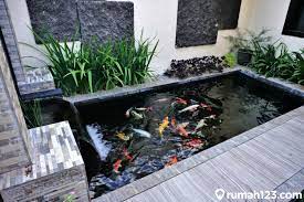 Kehidupan ikan yang berada di alam bebas, sungai misalnya, kondisi pada air mengalir ini akan membuat air terus menerus mengalir dari mata air yang jernih. 8 Cara Membuat Kolam Ikan Koi Dengan Mudah Bisa Dilakukan Sendiri Di Rumah Rumah123 Com