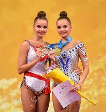 Арина аверина пропустит кубок вызова 2021 в москве. Dina Averina Otdala Svoyu Zolotuyu Medal Sestre Kotoraya Tak Zhe Stoyala Na Pedestale S Bronzoj Chempio Leotards Gymnastics Photography Ballet Leotards For Girls