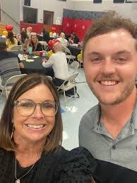 Kari Sharpe's Instagram, Twitter & Facebook