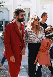 Milo greene is famed for 'never ender ep', ' 'autumn tree' and 'what is the issue'. Uzivatel Elizabeth Olsen Updates Na Twitteru Elizabeth Olsen And Robbie Arnett Seen Leaving The Womenswear Ss20 Show During Milan Fashion Week On Sept 21 Https T Co Cy0xck8beh Twitter