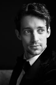 He is best known internationally for starring in the television series torka aldrig tårar utan handskar (don't ever wipe tears without gloves) in 2012, blå ögon (blue eyes) in 2014 and vår tid är nu. Adam Lundgren Om Att Sta Pa Scen Med Hakan Det Var Som Heroin Cafe Se
