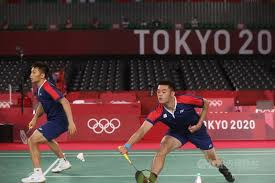 台灣羽球男雙組合王齊麟與李洋今天在東京奧運男雙8強賽，以 21 比 16 、 21 比 19 扳倒地主渡邊勇大與遠藤大由，成為台灣羽球史上第一對闖進奧運4強的球員。. Nac9bnqbozfm5m