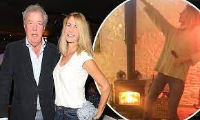 As everyone knows that jeremy is a famous british journalist and broadcaster. Jeremy Clarkson Shares Video Of His Glam Girlfriend Lisa Hogan Showing Off Her Sultry Dance Moves Daily Mail Online