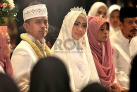 Oki memulai karir sebagai pemeran utama dalam film ketika cinta bertasbih 2009 kemudian menjadi penceramah di islam itu. Hari Ini Oki Setiana Dewi Kcb Menikah Republika Online