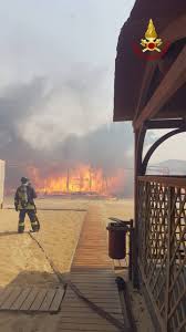 Il video girato da una giovane turista francese, astrid diaz, che si trovava in uno stabilimento balneare della plaia quando, a causa del propagarsi degli. Incendio Catania Inferno In Spiaggia Gente In Mare Brucia Mezza Sicilia Cronaca Quotidiano Net