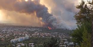 Δεκάδες σπίτια έχουν παραδοθεί στις φλόγες, ενώ μεγάλη είναι η καταστροφή στο δάσος. Allxc7kz53fghm