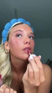 Blonde Short Hair Girl Pong Eyelashes Makeup Tutorial