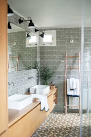 Para limpiar azulejos o baldosas, asegúrate de usar productos de limpieza adecuados que no dañen el azulejo que tienes en tu hogar. Como Limpiar Las Juntas De Los Azulejos Del Bano Y La Cocina