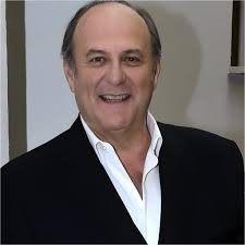 Sono felicissimo per mio figlio perché io sono figlio unico, mio figlio è  figlio unico, e credo che entrambi abbiamo a volte sentito il peso di  questa unicità. " Gerry Scotti ha