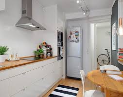 Muebles de epoca de color blanco con encimera de madera en la cocina luminosa. Cocina Blanca Encimera Madera Veinticuatro Disenos Modernos