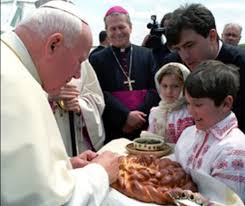 La min 1:07 a fost sfințită masa din altar, iar în mijlocul ei a fost pus un hrisov care reprezintă actul de sfințire a catedralei. 15 Ani De La Vizita Papei Ioan Paul Al Ii Lea In Romania Video Evenimentul Zilei