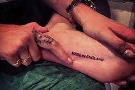 Cara delevingne is an english model, actress and a tattoo lover. Tatuajes Extranos De Los Famosos 15 A 20 Desafia Las Reglas Prominente Tattoos Cara Delevingne Tattoo Lustige Tattoos