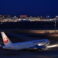 japan airlines on instagram night airport 夜の空港 飛行機 鶴丸 glittering airport spacebound friyay jal flyjal japanairlines