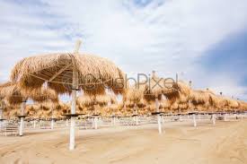 Check prices on pescara beach hotels. Palmschirme Am Strand In Pescara Abruzzen Foto Vorratig Crushpixel