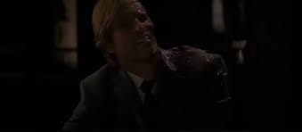 A atuação de Aaron Eckhart como Duas-Caras era digna de Oscar, pena que ele  não ganhou, porque esse momento aqui foi um momento Oscar.